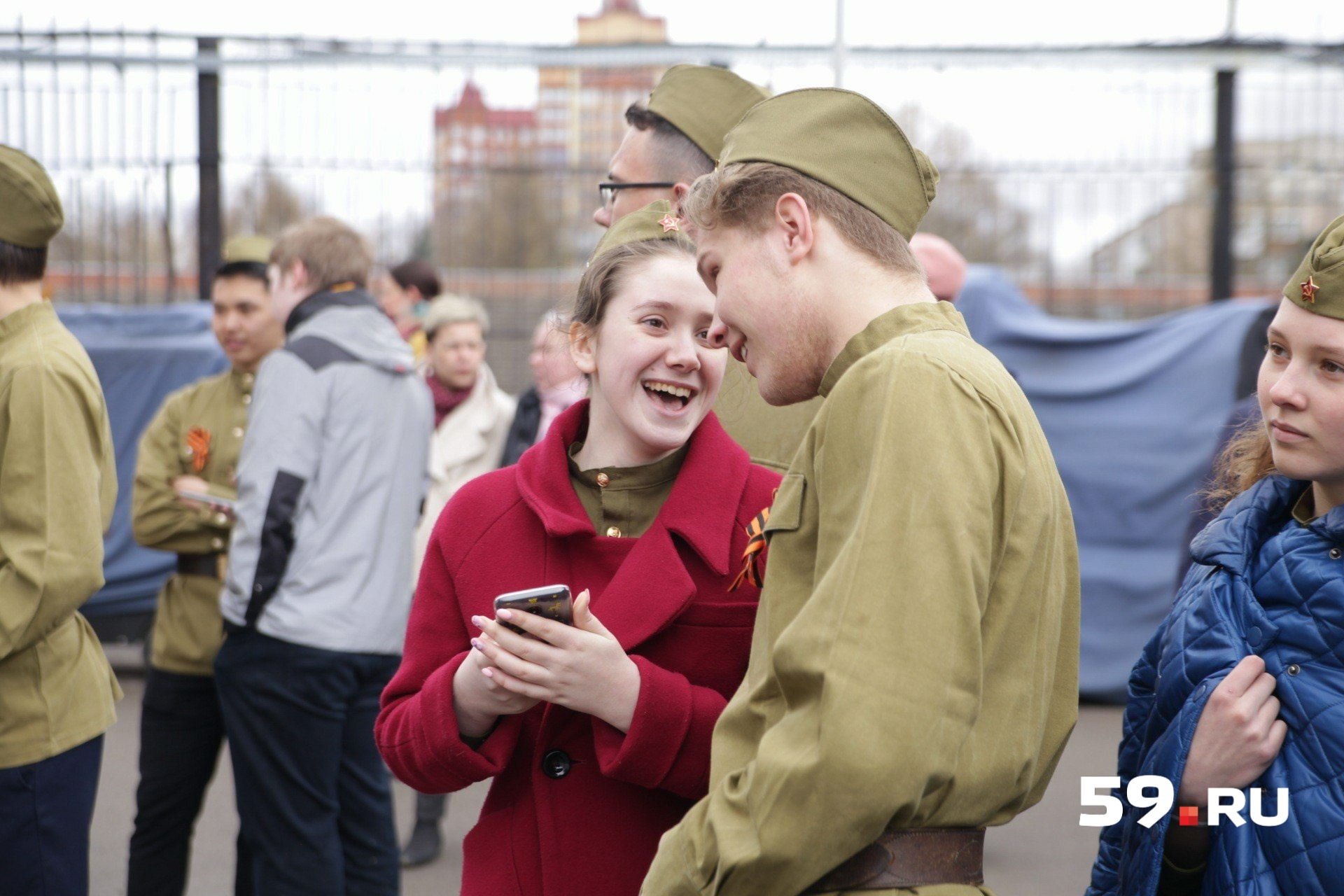 В парке Горького проходят праздничные мероприятия. Здесь выступают артисты в военной форме