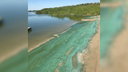 На Голубых озерах песок стал бирюзовым из-за размножения бактерий