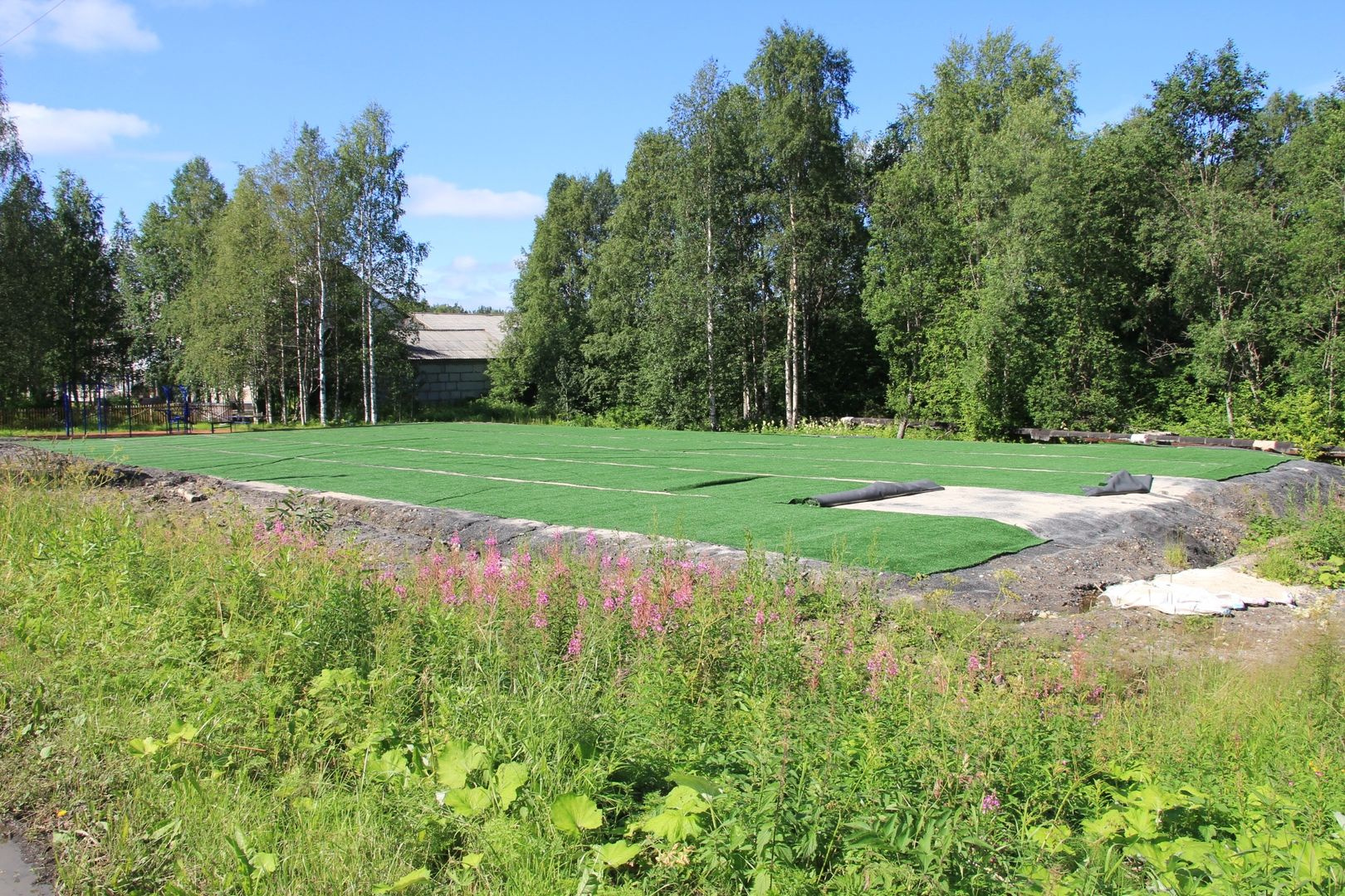 К первому сентября готовят искусственное футбольное поле