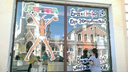 Голая коза Забияка: на витрину магазина на Куйбышева наклеили неофициальный символ Самары