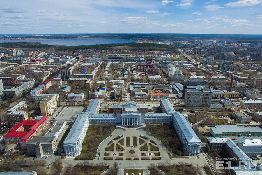 С высоты птичьего полёта видно и огромный корпус, и площадь Кирова, и всю округу.