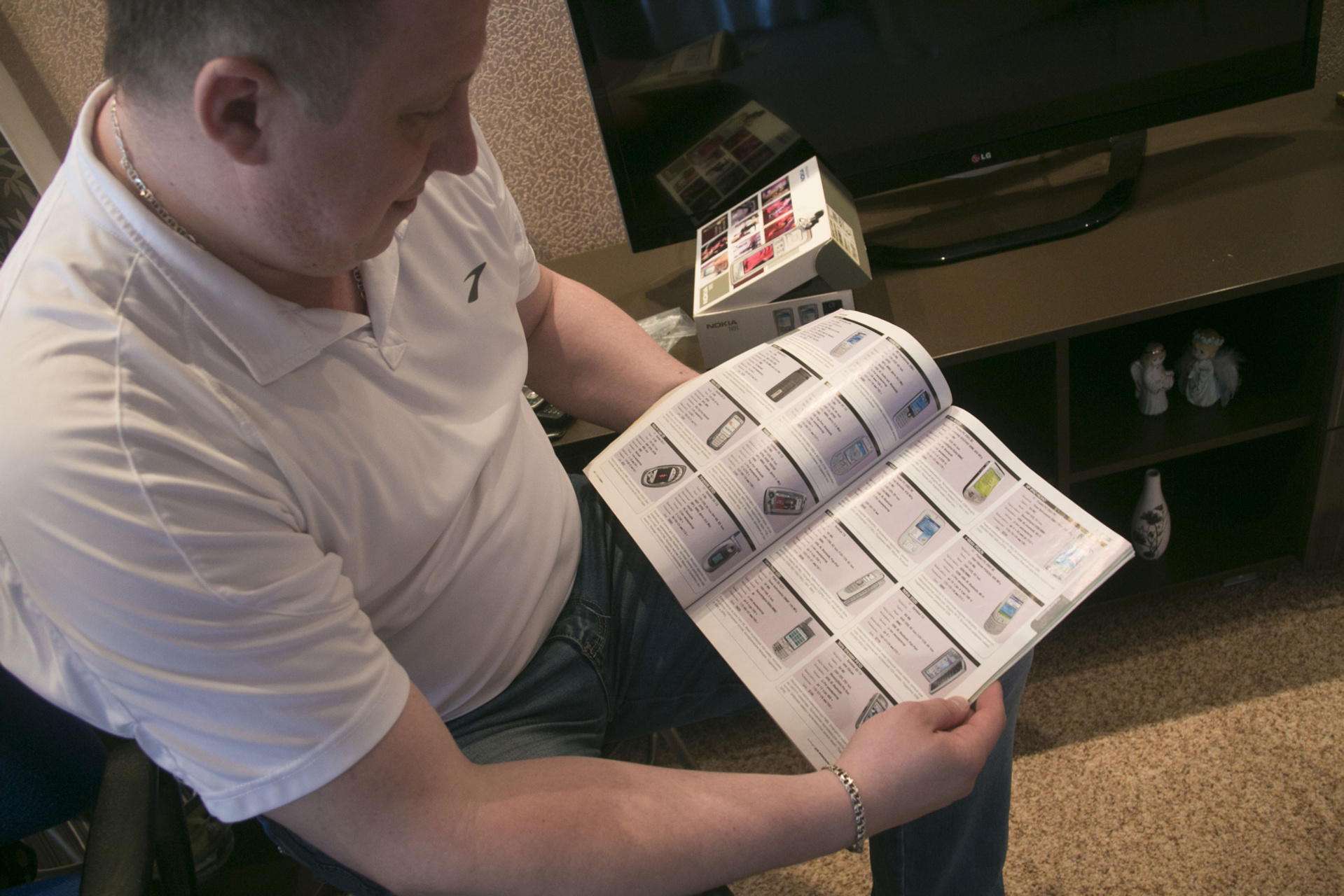 Денис Кичкин хранит и каталоги с мобильниками. Первое время цены указывались в долларах