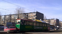 В Челябинске трамвай протаранил автомобиль с зарубежными номерами