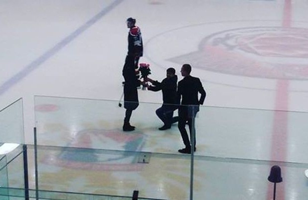 Любители хоккея тоже могут совершать романтические поступки