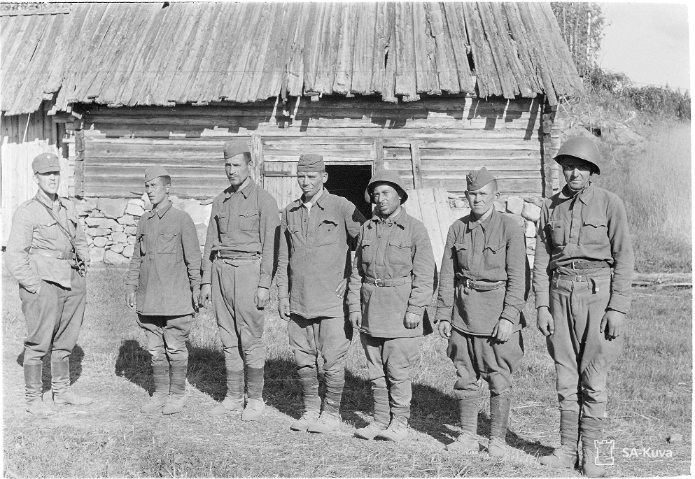 SA-Kuva // Пленные противника, в группе один (третий) понимает финский, но разговаривать не захотел. Фото сделано сразу после взятия в плен, у штаба 16 пехотного полка, Турккилампи 15.07.1941.
