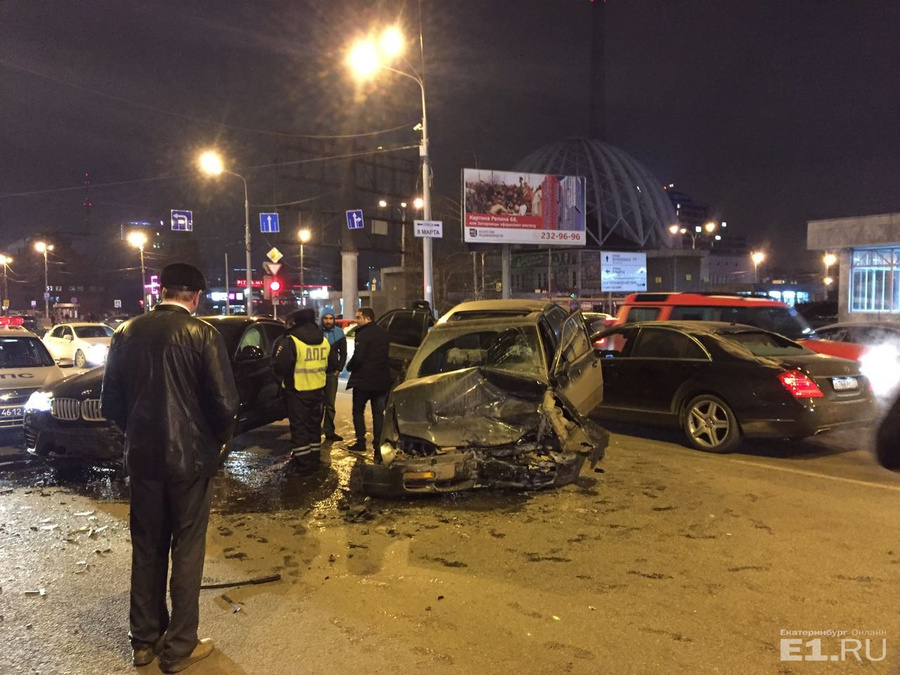 Новости тау екатеринбурга шеремета. Авария на Куйбышева сегодня Екатеринбург. Авария Шеремет Екатеринбург сегодня. Новости Екатеринбурга происшествия Шеремет. Новости Екатеринбурга на сегодня происшествия Шеремет.