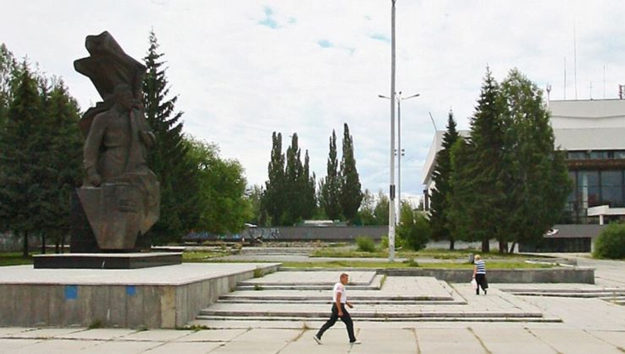 Памятник Кузнецову стоит рядом с новым ДК.