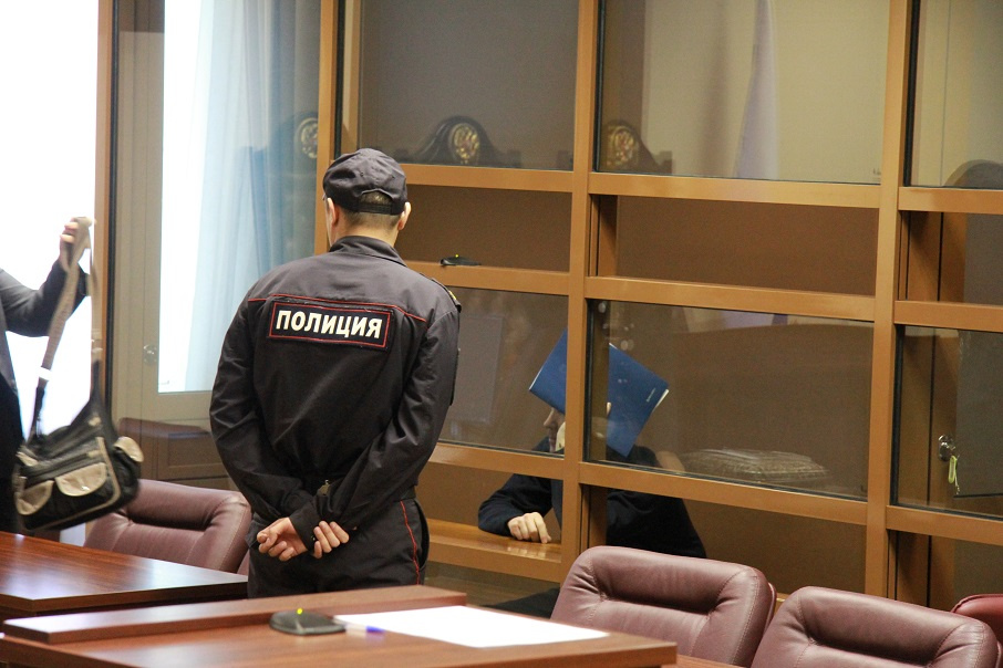 Обвиненный в зале суда сегодня прятал лицо от камер Обвиненный в зале суда сегодня прятал лицо от камер