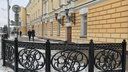 У Волковского театра восстановили историческую ограду с инициалами его основателя