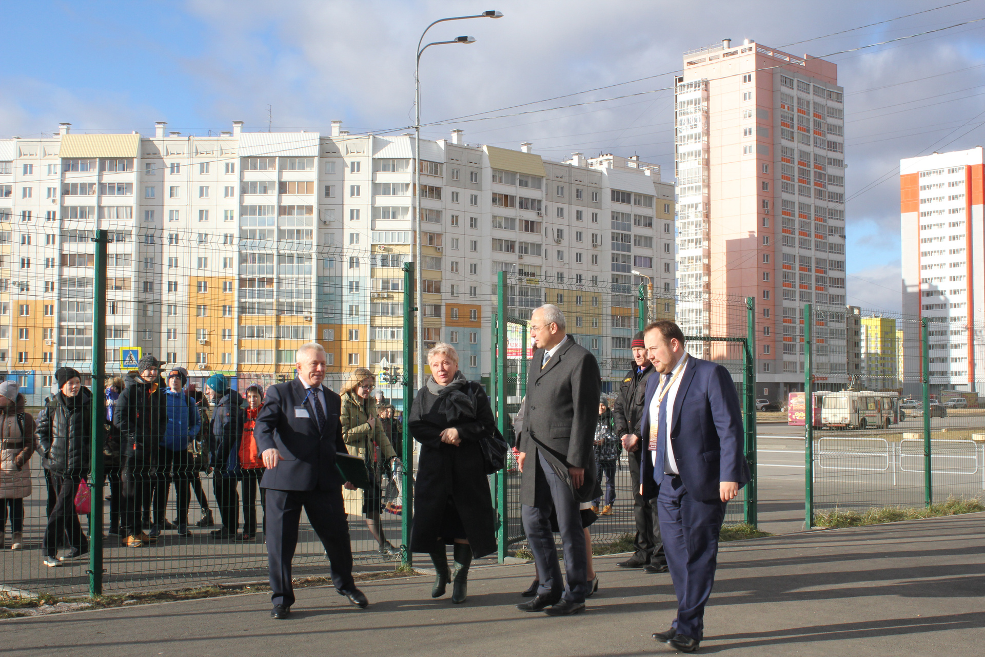 Возле школы дети ждали президента страны Возле школы дети ждали президента страны