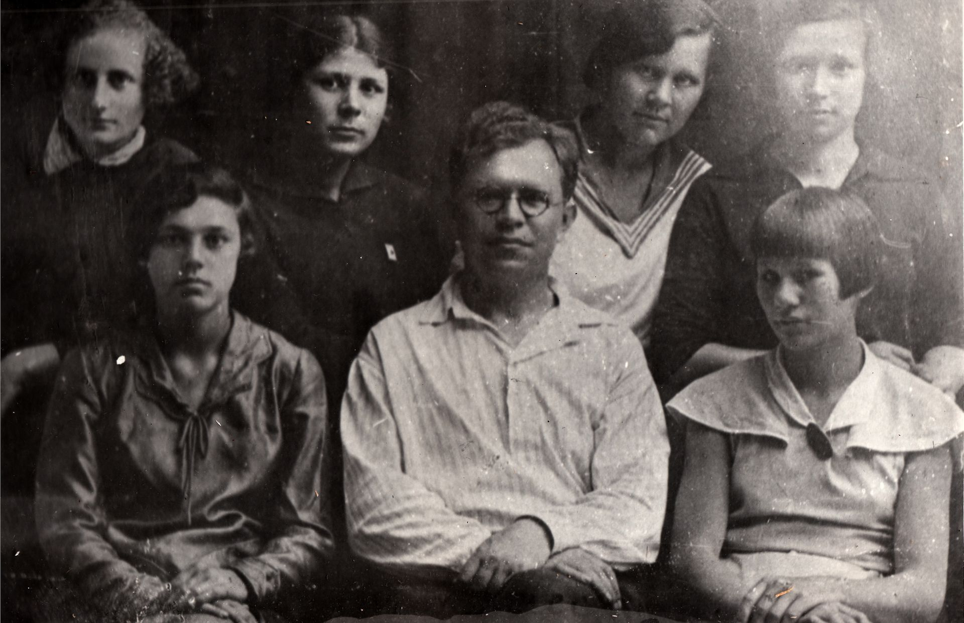 Первые выпускники школы со своим учителем. 1935 год.