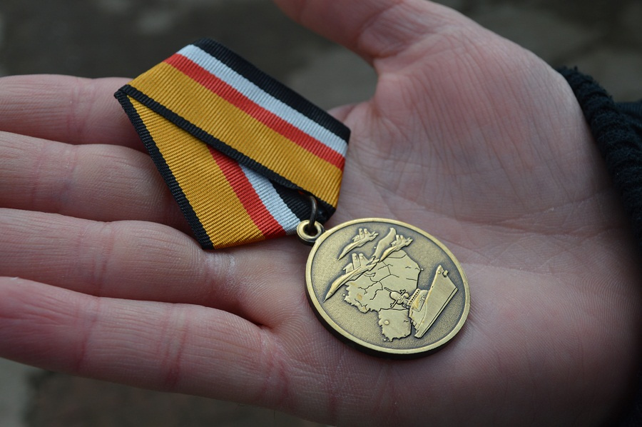 Медаль вручил Руслану военный комиссар Пермского края