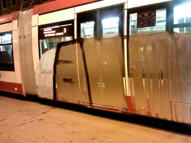 Трамвай, раскрашенный хулиганами вечером 4 апреля