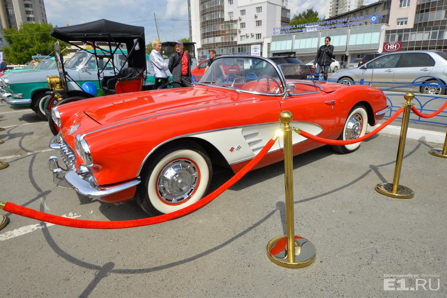 Хит выставки – Corvette 1960 года выпуска. Этого красавца привезли в Екатеринбург лишь три дня назад.
