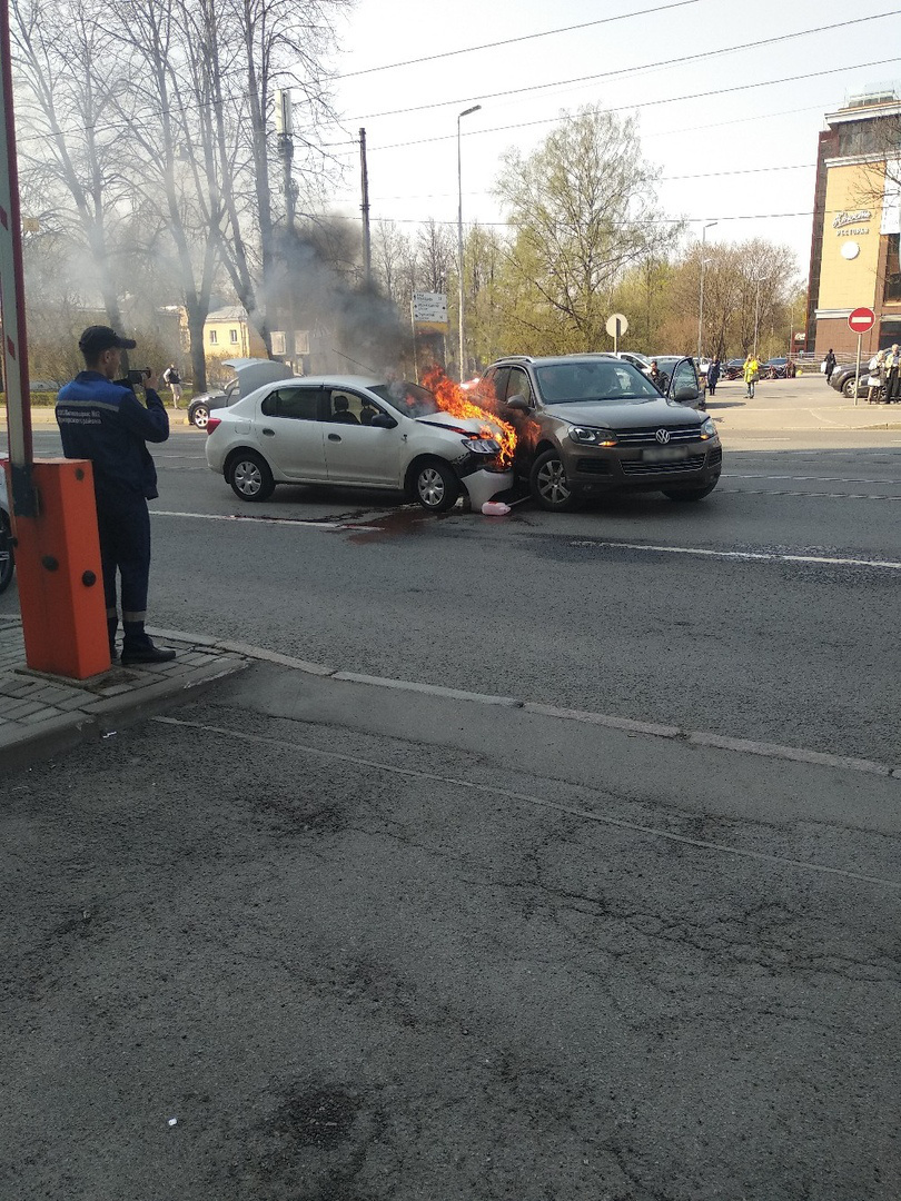 На Савушкина Renault Logan приехал в Volkswagen Touareg и сгорел, а под  Гатчиной полыхала «ГАЗель» - 26 апреля 2019 - ФОНТАНКА.ру