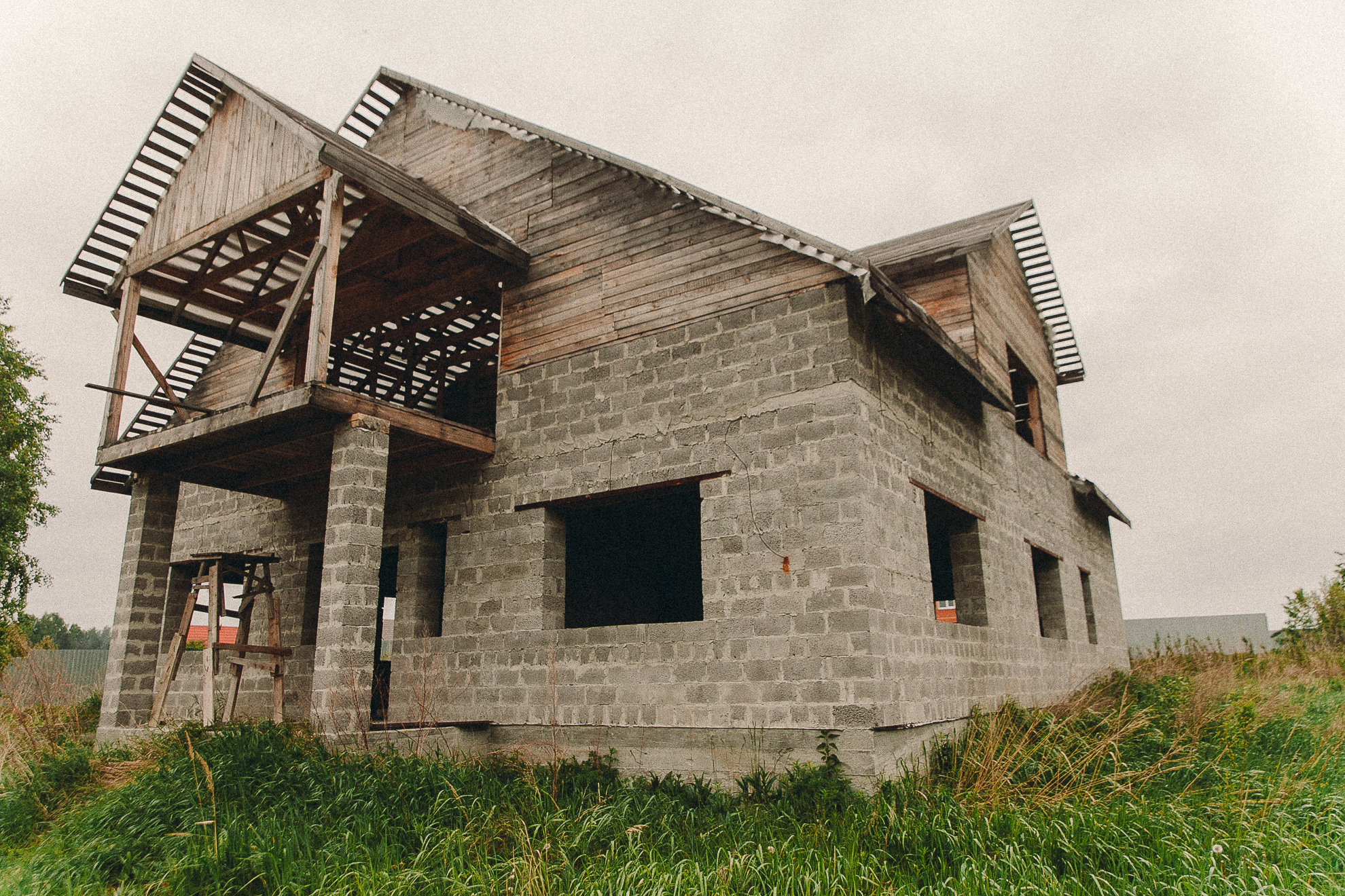 Двухэтажный дом тюменская семья с двумя детьми так и не успела достроить