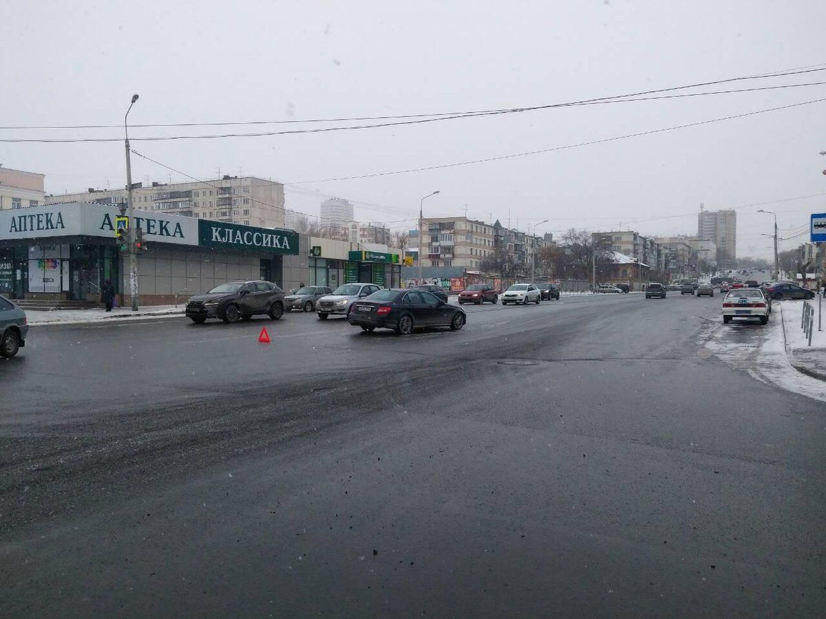 Пешеход шел на зеленый, но все равно попал под автоудар Пешеход шел на зеленый, но все равно попал под автоудар