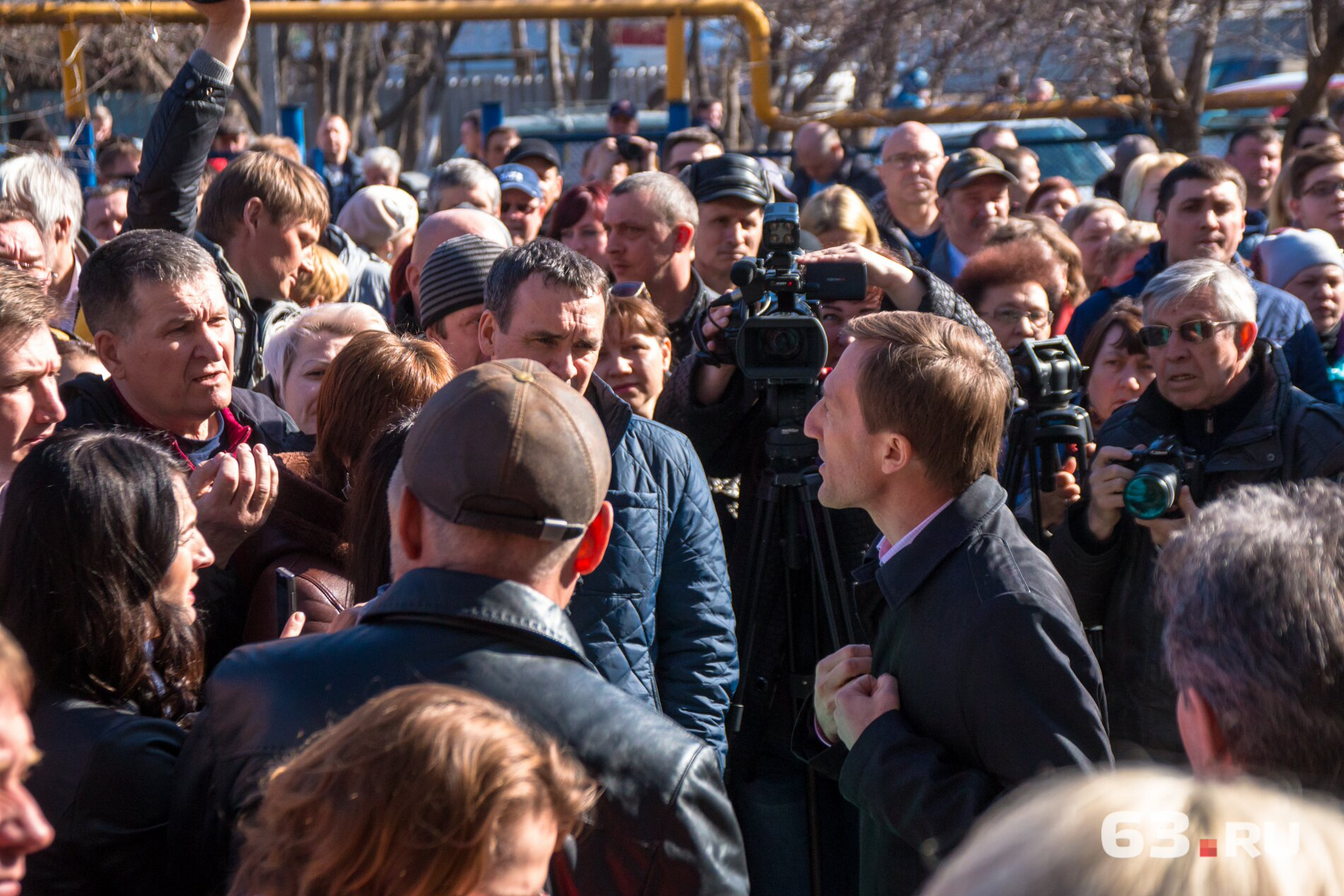 Депутат губдумы Александр Живайкин пытается объяснить жителям ситуацию