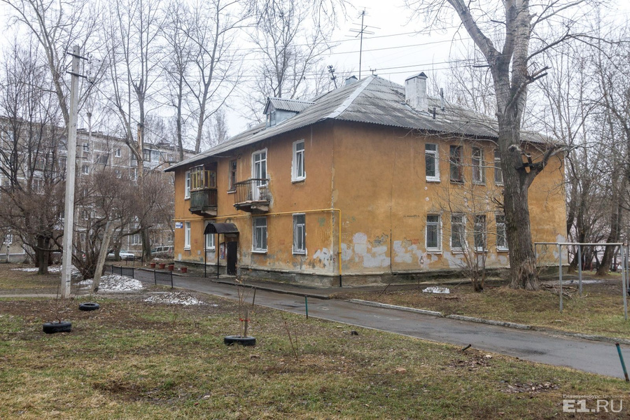 Двор, хоть и без излишеств, но аккуратно прибран и готов к весне.
Двор, хоть и без излишеств, но аккуратно прибран и готов к весне.