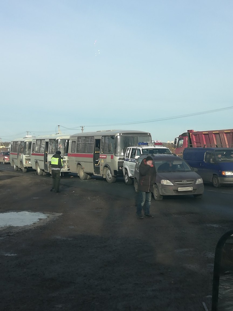 На Волхонском собрался «паровозик» из автобусов Росгвардии во главе с  гражданской «Ладой» - 21 февраля 2020 - ФОНТАНКА.ру