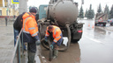 Метод пылесоса: воду из луж в центре Ярославля откачивают в бочки