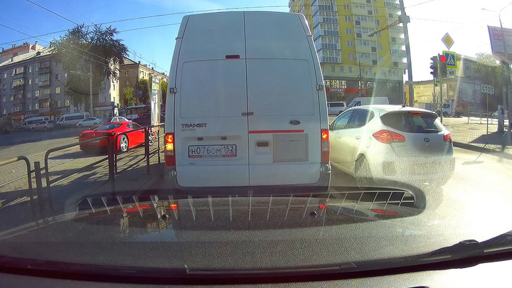 ГИБДД оштрафовала водителя Ferrari, проскочившего на красный в центре Челябинска