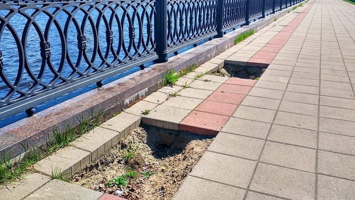 Сделали плохо: на Волжской набережной в Ярославле развалилась плитка