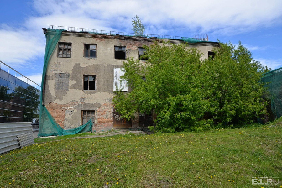Ольга рассказала, что на территории усадьбы семья Богатиева построила фабрику — и, возможно, это именно она.