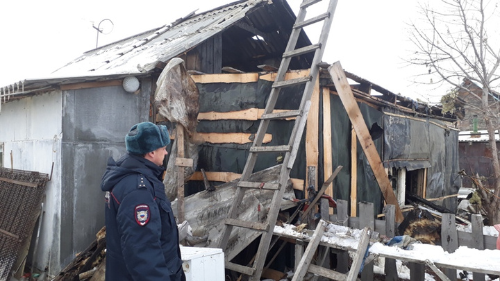 В Челябинской области оперативник и участковый спасли семью из пожара