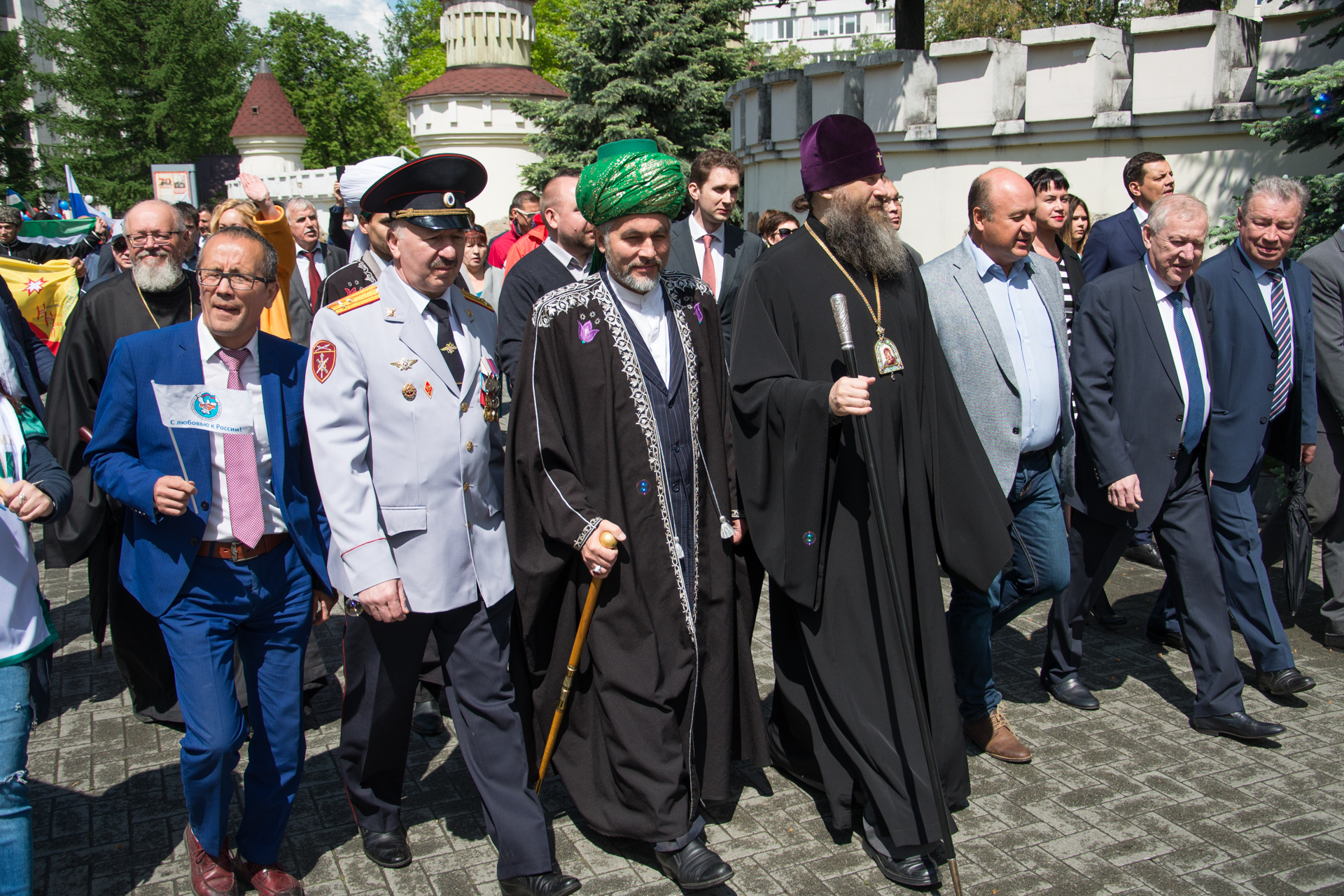 Шествие возглавил мэр Челябинска Евгений Тефтелев Шествие возглавил мэр Челябинска Евгений Тефтелев