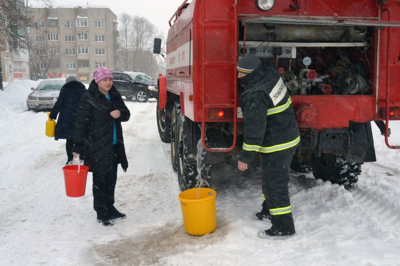 Дополнительно воду жителям привозят пожарные машины Дополнительно воду жителям привозят пожарные машины