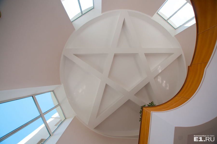 Перекрытие над лестницей построено в виде советской пятиконечной звезды