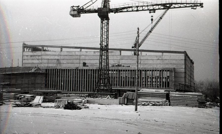 1964 год, строительство огромного по тем временам панорамного кинотеатра на две тысячи мест. Сегодня мы знаем его как киноконцертный театр «Космос». 1964 год, строительство огромного по тем временам панорамного кинотеатра на две тысячи мест. Сегодня мы знаем его как киноконцертный театр «Космос».