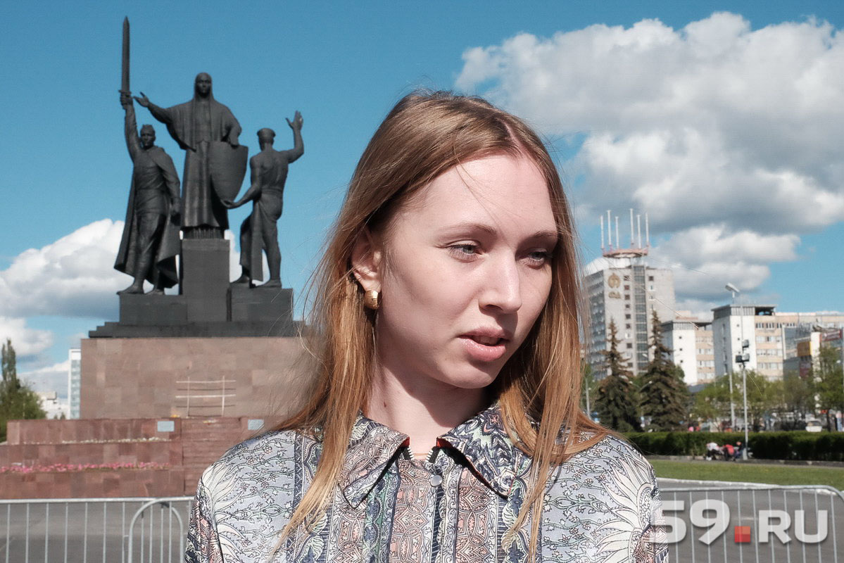 Активистка Вероника Беклемышева говорит, что с проблемами поборов родители обращаются к ней каждый день