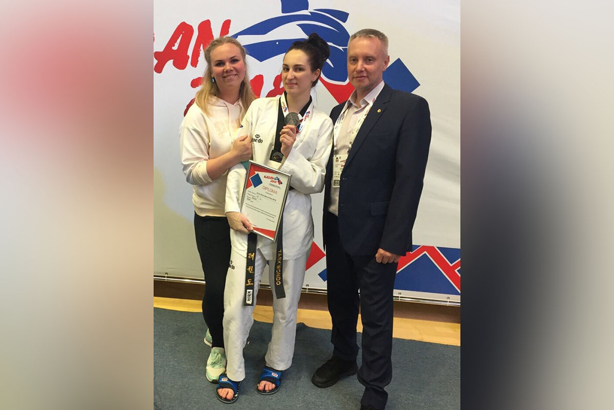 Обладательница серебряной награды чемпионата Европы Арина Животкова с тренерами