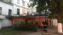 В центре Ярославля полыхает дом: на месте пожарные и реанимобиль