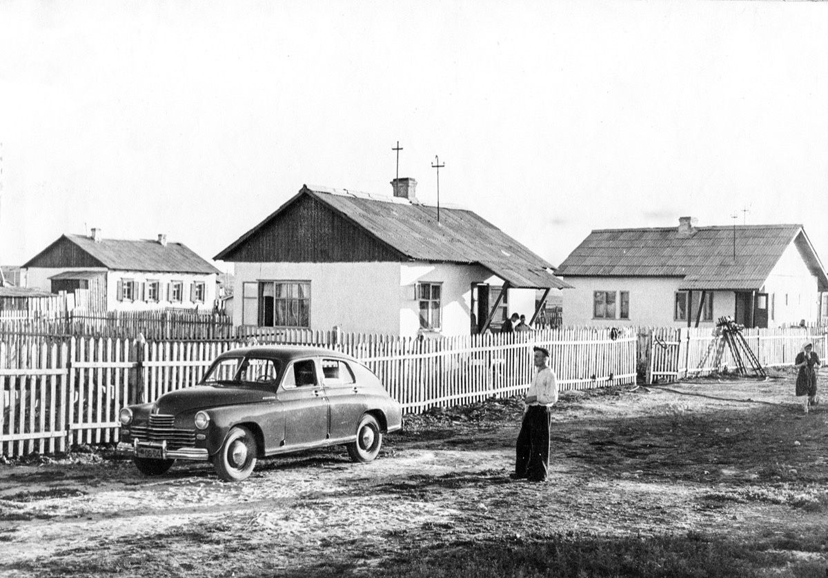 Так выглядели индивидуальные домики в рабочем посёлке. 1950-е Так выглядели индивидуальные домики в рабочем посёлке. 1950-е