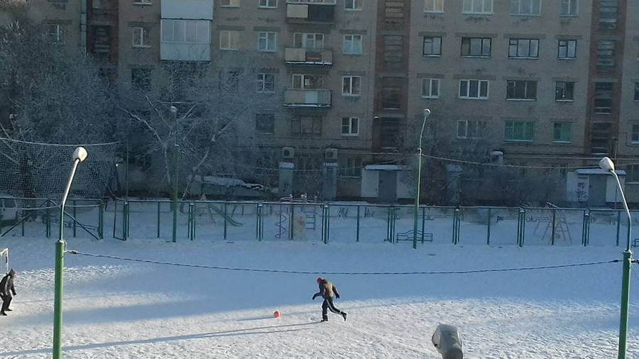 Утро. Обычный двор на Химмаше. Мужики играют в футбол. А ещё говорят, что Россия не футбольная страна. 