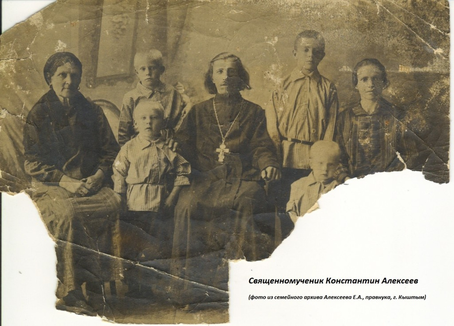 Константин Алексеев служил в храме до революции. В 1918 году его убили красноармейцы. Константин Алексеев служил в храме до революции. В 1918 году его убили красноармейцы.