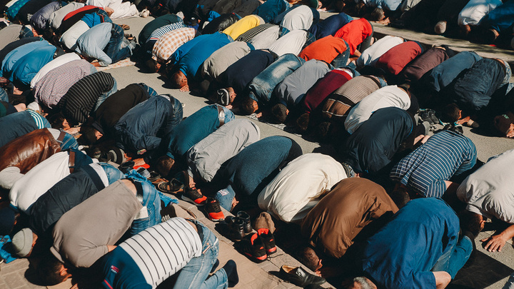 Более 2000 верующих мусульман Тюмени посетили праздничную службу в Ураза-байрам