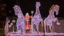 Три белых коня, мэрия в огнях и тыква-карета: ночная Самара преобразилась к Новому году