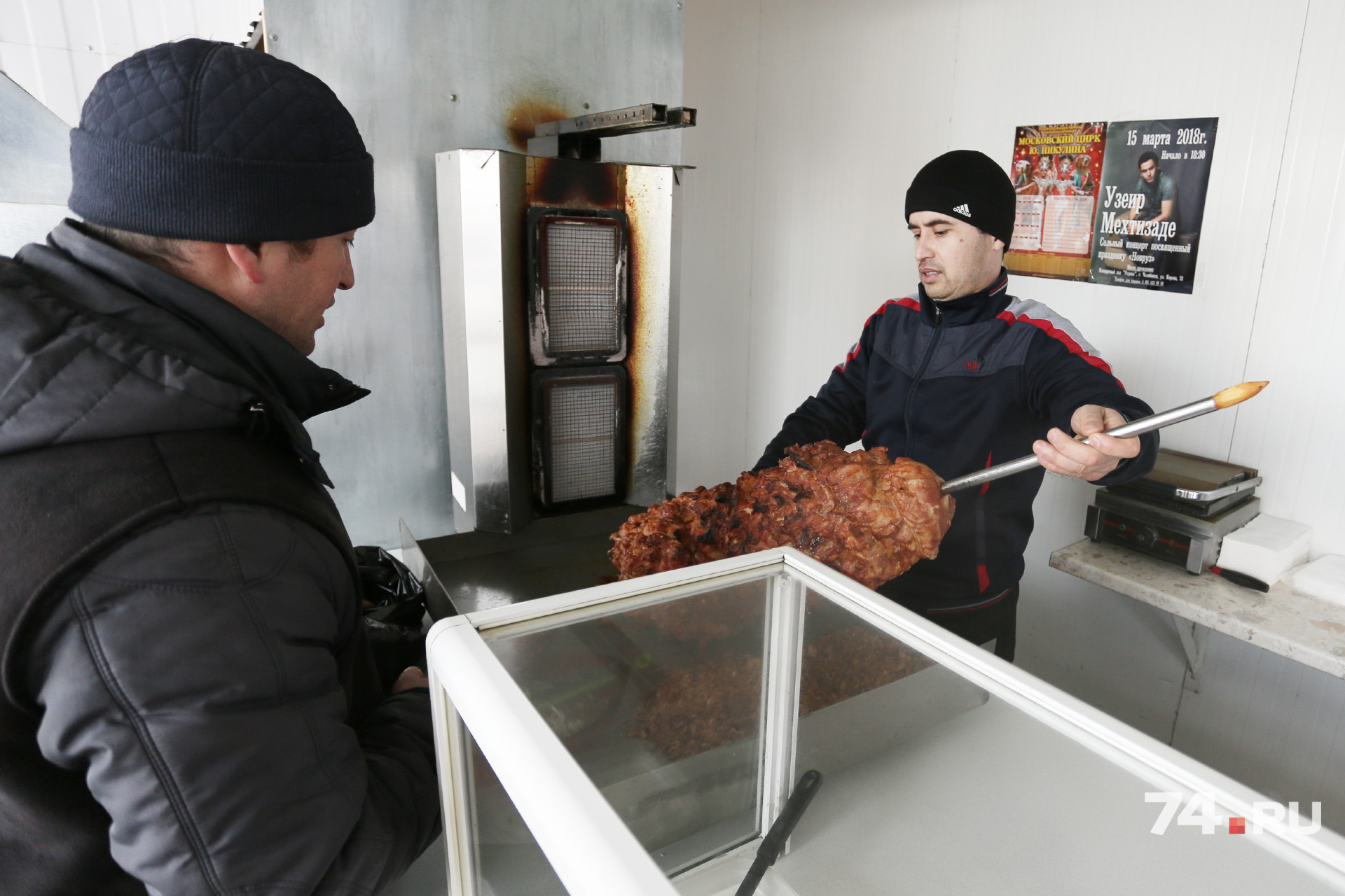 О сносе павильона предупреждали заранее, но выносить продукты стали только сейчас О сносе павильона предупреждали заранее, но выносить продукты стали только сейчас
