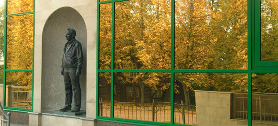 Памятник оружейнику около Музейно-выставочный комплекса стрелкового оружия имени М. Т. Калашникова