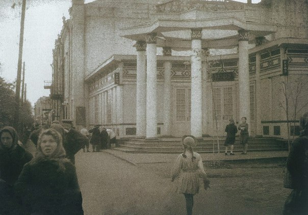 Название «Звёздочка» в народе появилось из-за причудливой конструкции, что венчает колонны Название «Звёздочка» в народе появилось из-за причудливой конструкции, что венчает колонны