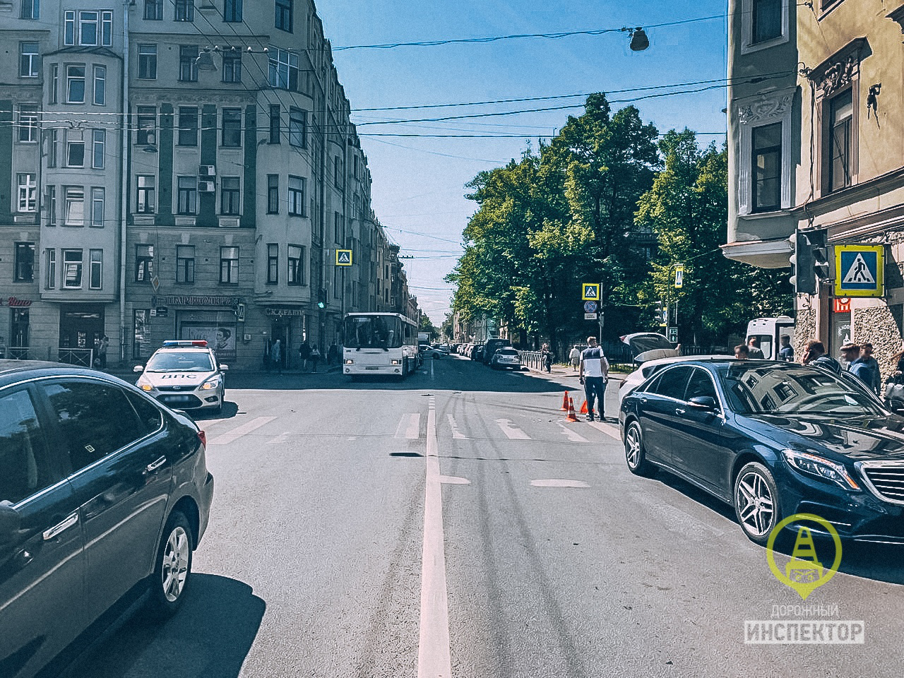 Прилетело, откуда не ждали: в Петербурге после столкновения машин досталось  пешеходу, а BMW X5 поймал колесо от фуры - 22 мая 2019 - ФОНТАНКА.ру