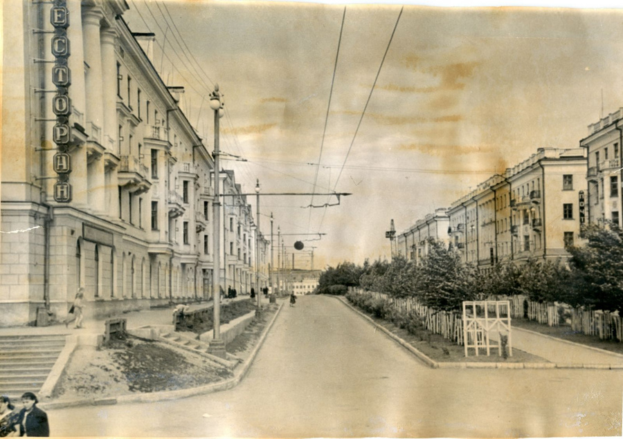 Перекрёсток улиц Грибоедова и Многостаночников в былые годы.