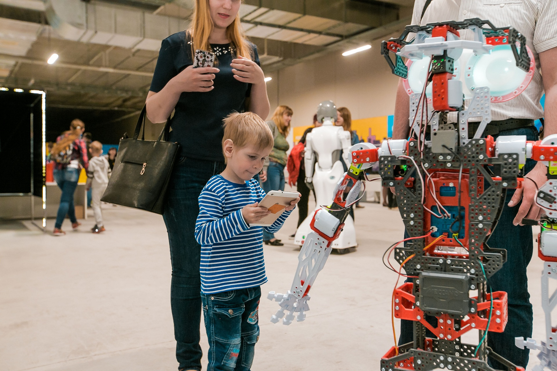Выставка роботов ульяновск. Выставка робототехники. Выставка роботов. Выставка роботов для детей. Выставка робототехники в Москве.