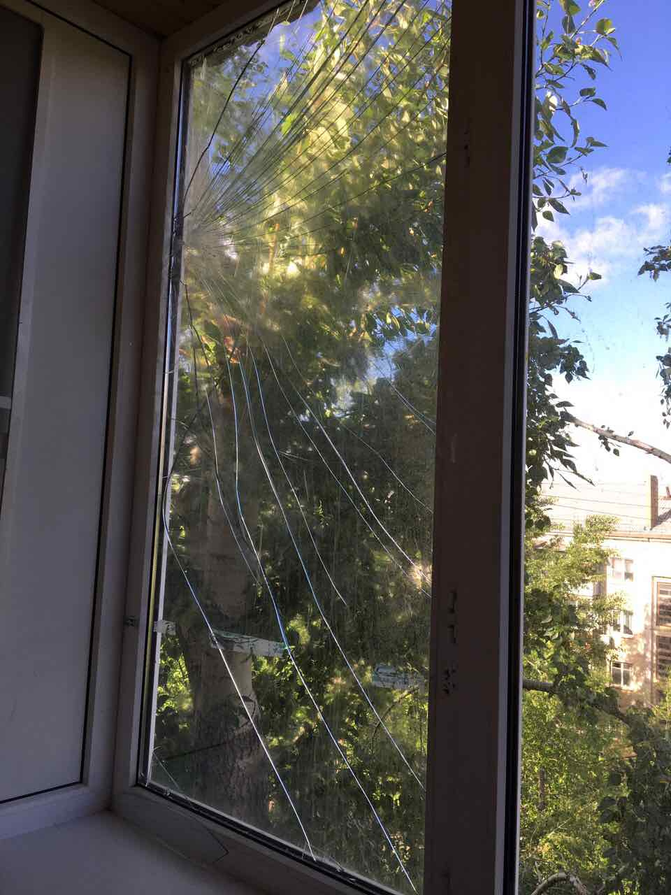 На Кудрявцева, 16 дерево разбило окно