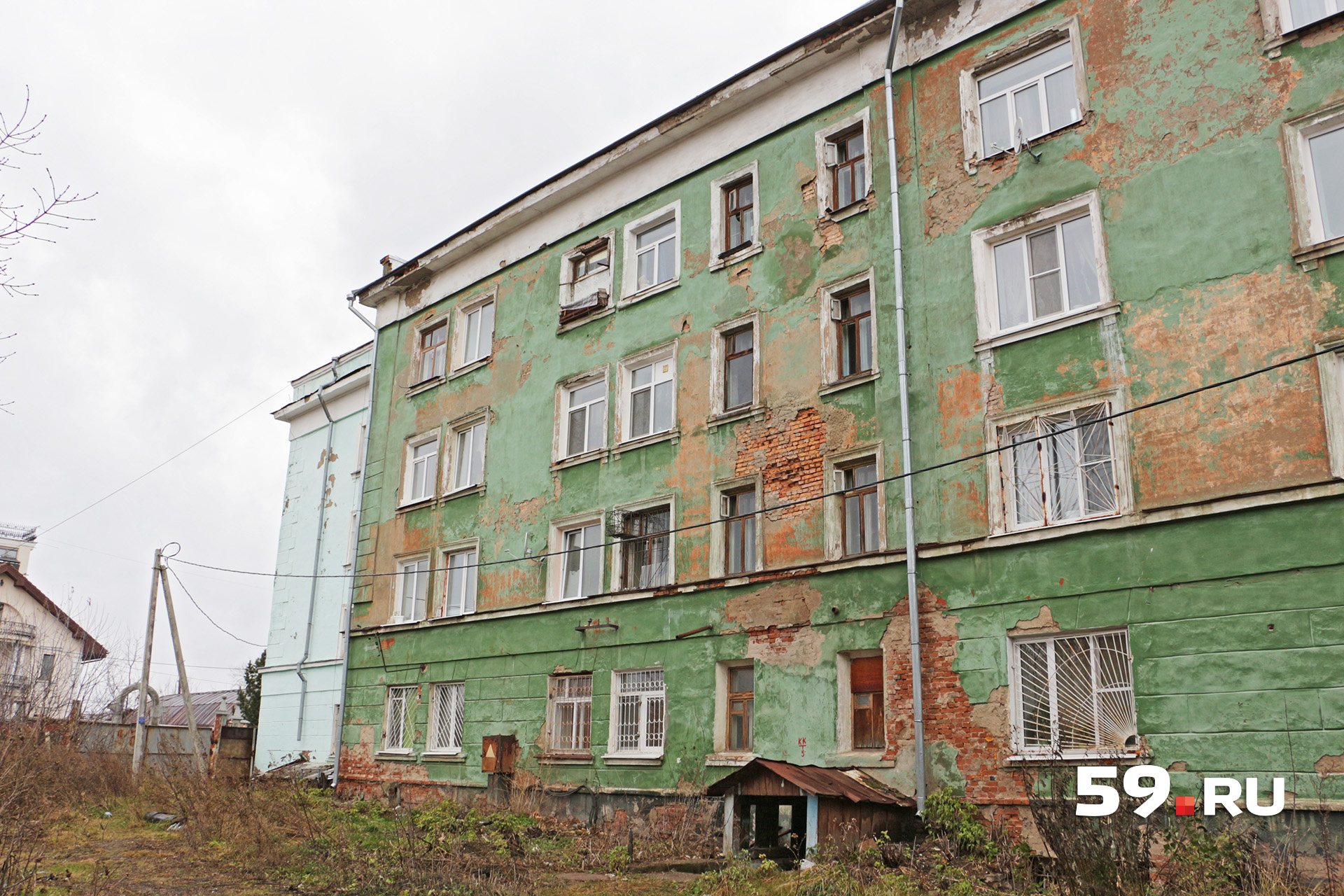 С внешней стороны фасад памятника архитектуры осыпается С внешней стороны фасад памятника архитектуры осыпается