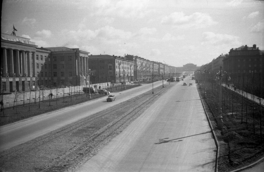 Проспект Ленина на участке Втузгородка застраивался в послевоенные годы, в основном в 1956–1958 годах «сталинками». Их возводили по красной линии улицы и под один карниз.